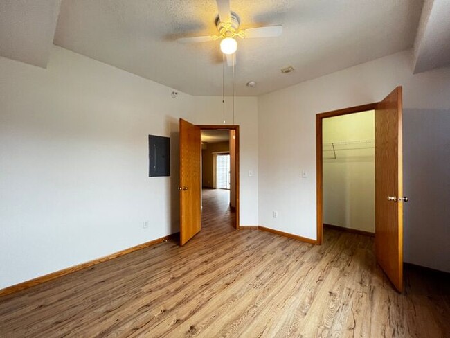 Building Photo - $1,195 | 2 Bedroom, 1 Bathroom Condo | No ...