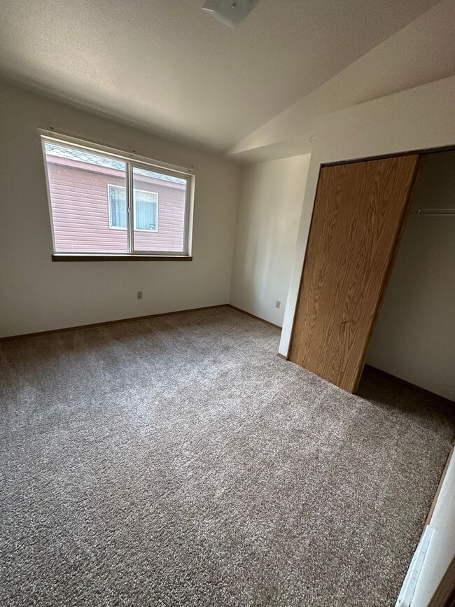 Building Photo - Townhouse Close to COCC! All New Carpet & ...