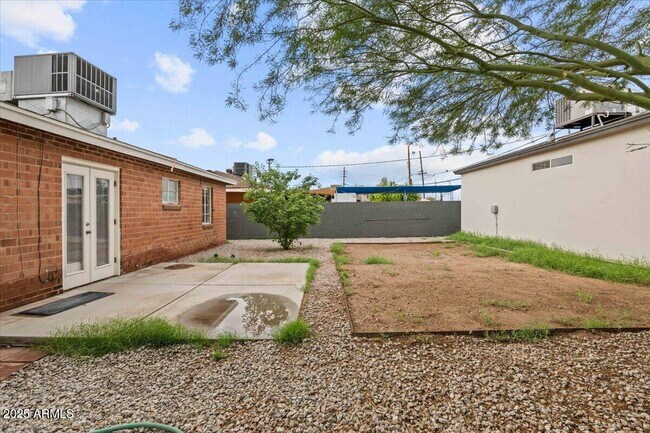 Building Photo - 2408 W Weldon Ave