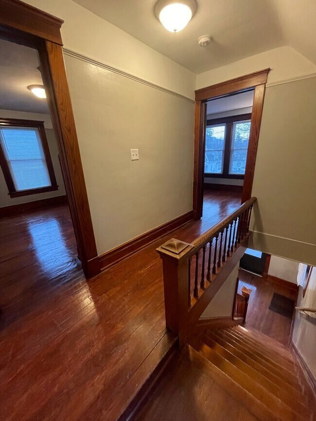 Building Photo - Three Bedroom House on Main St! | Parking, Laundry, and Central Air