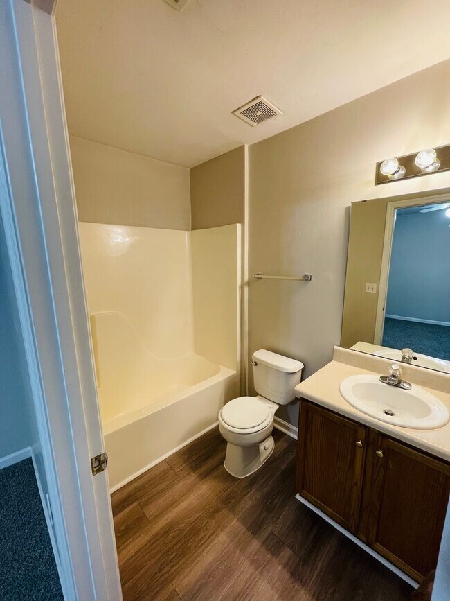 Building Photo - Townhouse off Hartsfield Road-$500 off first months rent!