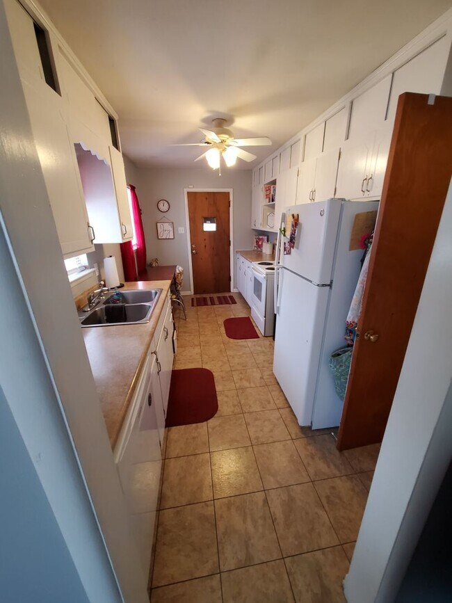 Building Photo - Immaculate 3BR home near parks and trails, eateries and quick highway access