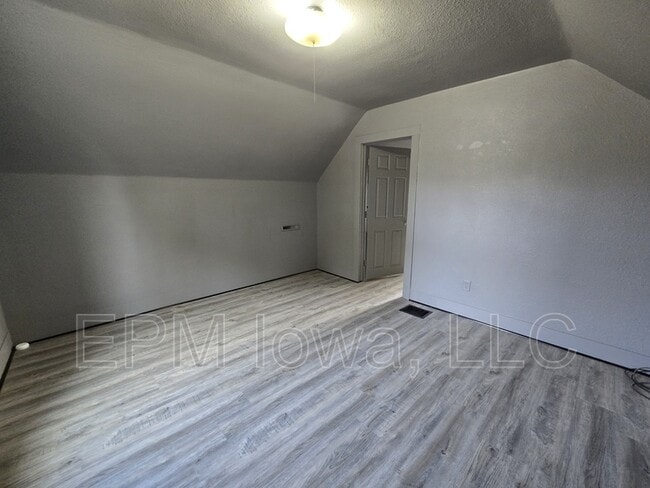 Building Photo - 709 Kern St