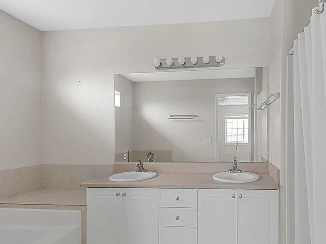 Building Photo - Single-Family House for Rent