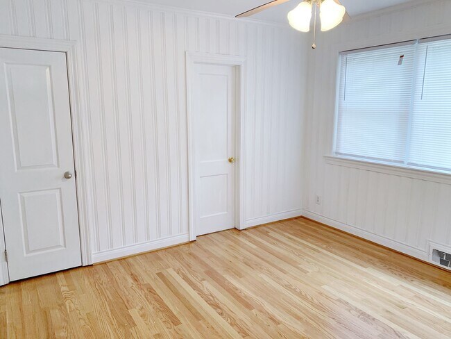 Building Photo - 3 Bed 2 Baths Grid home with fenced backya...