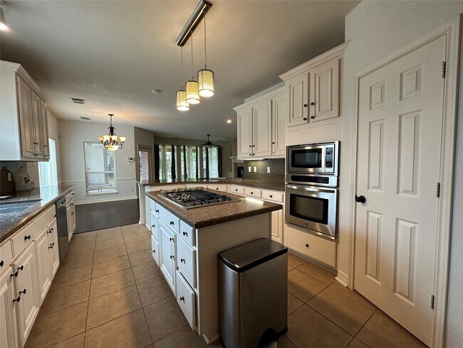 Building Photo - 3206 Oakland Dr
