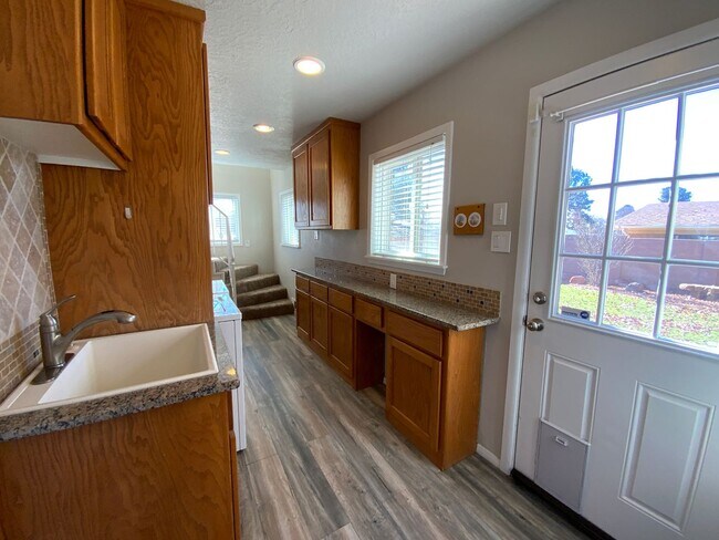 Building Photo - 5 Bedroom Home Available Near Wyoming Blvd NE & Comanche Rd NE!