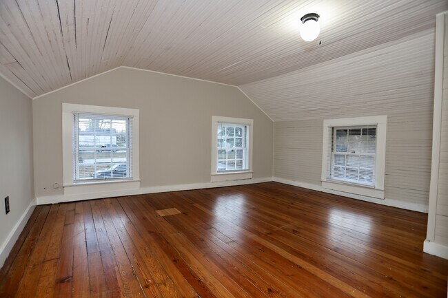 Building Photo - 634 W Bell St