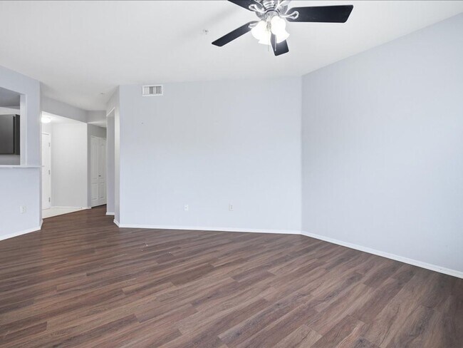 Building Photo - Charming 1 Bed / 1 Bath with Resort-Style Amenities!