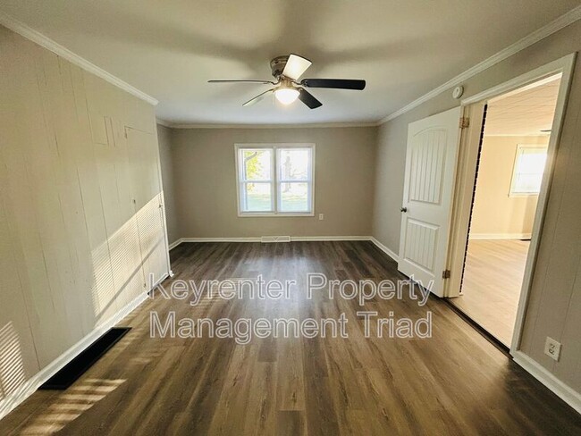 Building Photo - 5087 Meadowbrook Dr