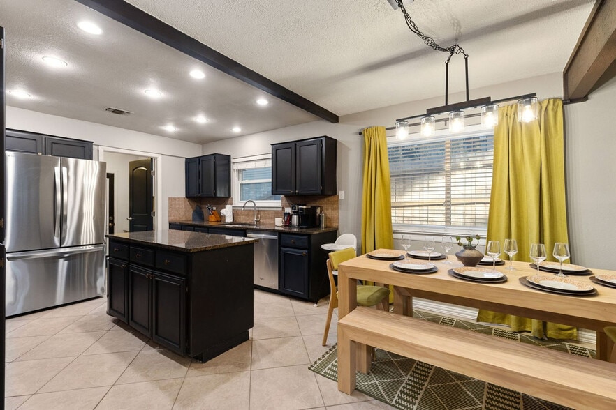 Building Photo - 326 Whisper Wood Ln