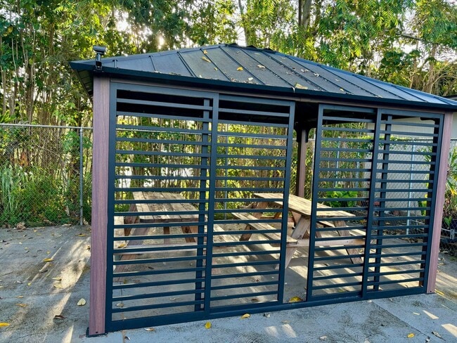 Building Photo - AVAILABLE May 19, 2025 | Spacious Studio W...