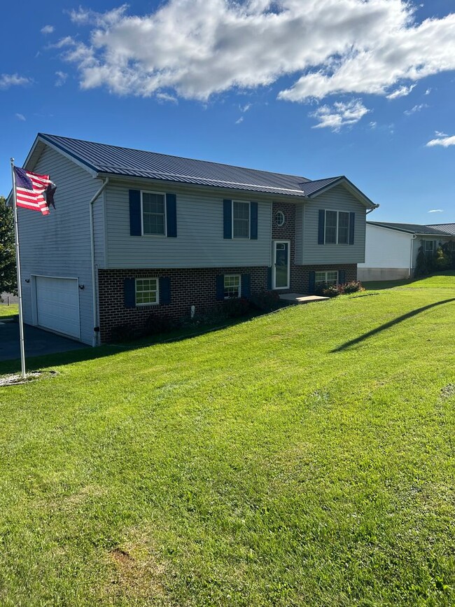 Primary Photo - 3 bedroom 2 bathroom Home In Shippensburg PA!