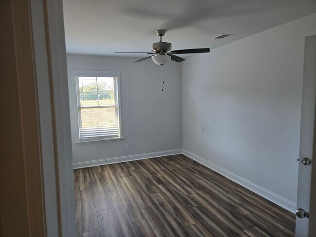 Building Photo - 3 Bedroom 2.5 Bath Townhome located in Valdosta, GA Minutes from Moody