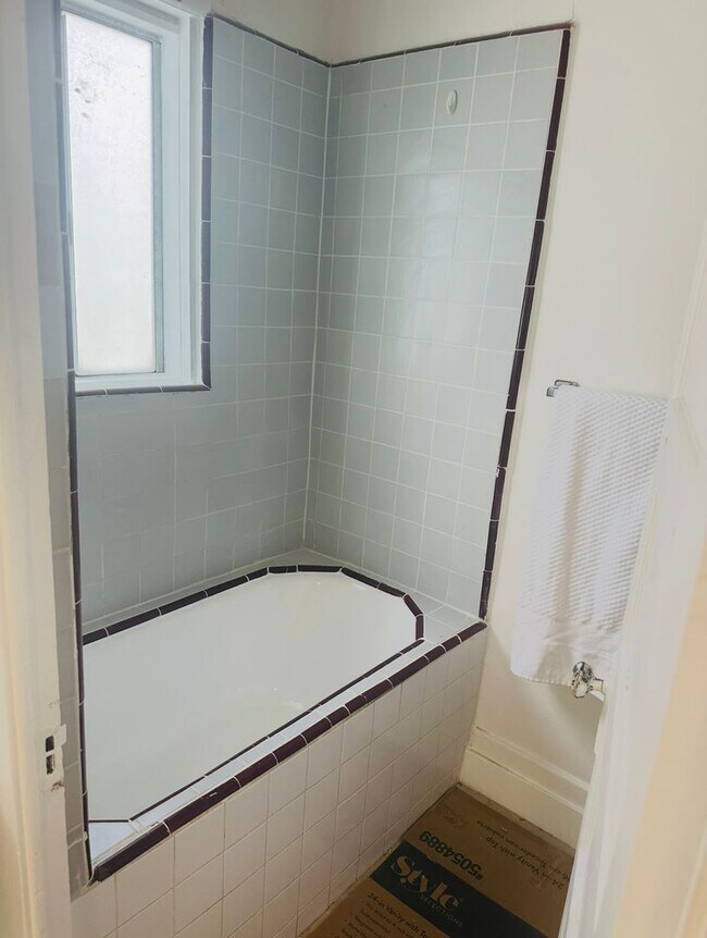 Building Photo - Free Rent until FEBRUARY 2026! Brand new" Cottage!  1-BR + den, totally remodeled!