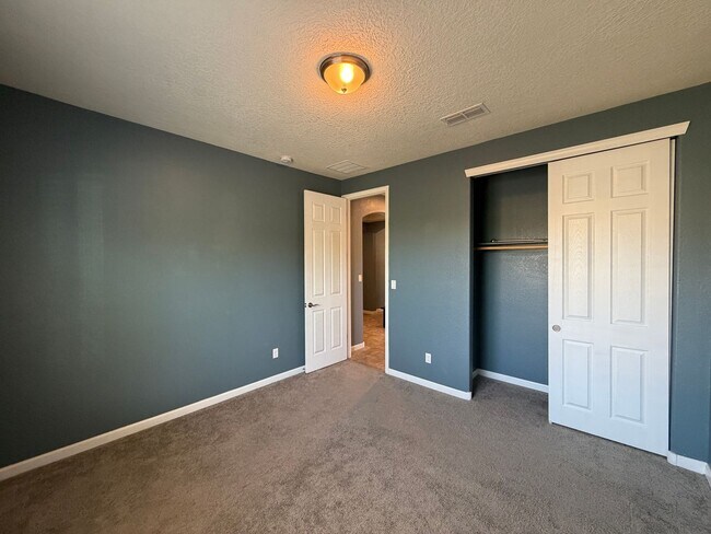 Building Photo - 4 Bedroom Single Story Home Available Near Golf Course Rd & Southern Blvd!