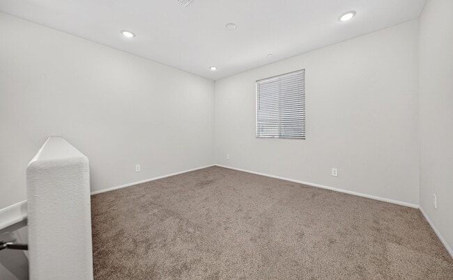Building Photo - 1037 Yuzu Wy