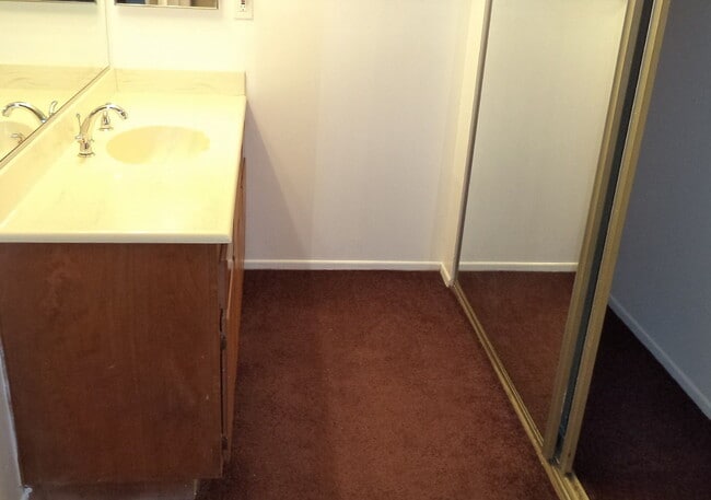 Building Photo - "Charming 2-Bedroom Retreat with Spacious ...