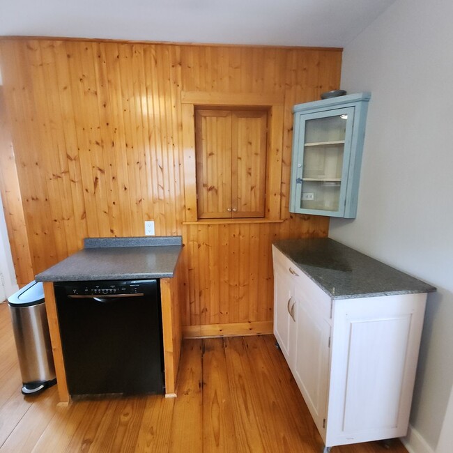 Building Photo - FOR RENT:Cute and Cozy 2 Bedroom, 1 Bath C...