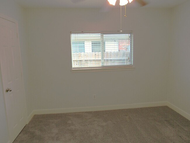 Building Photo - Conveniently located 3/2 home close to Spr...