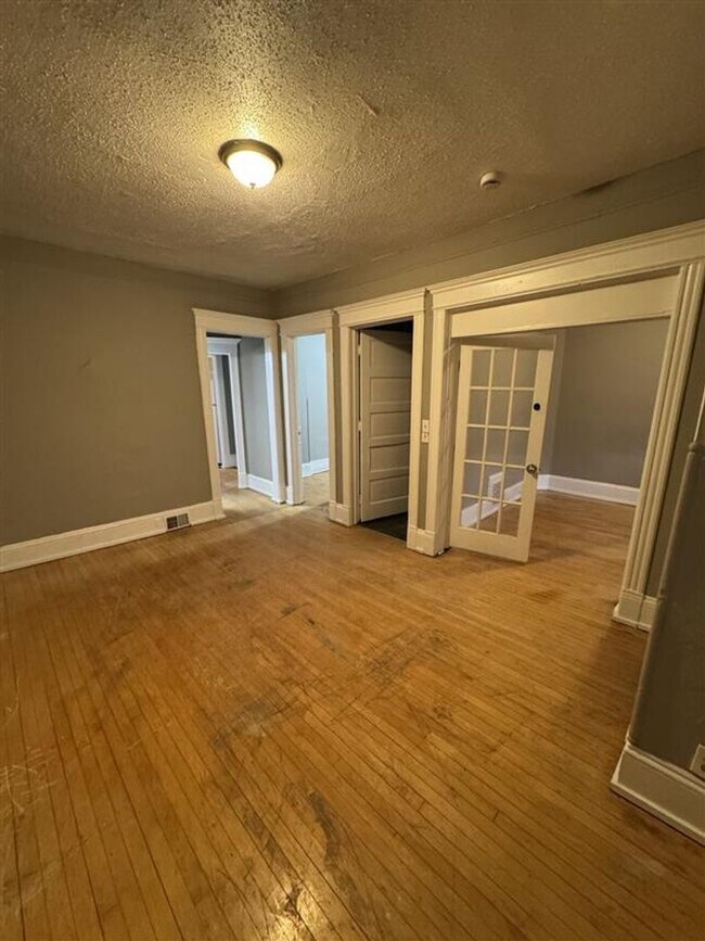 Building Photo - Spacious 4BR Upper Duplex Unit in the Hear...