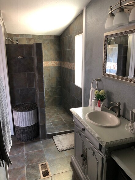 Master Restroom - 419 Kings Dr
