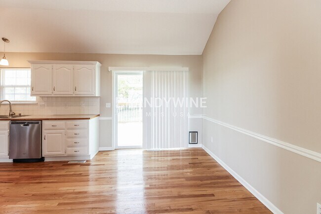 Building Photo - 1205 Deena St