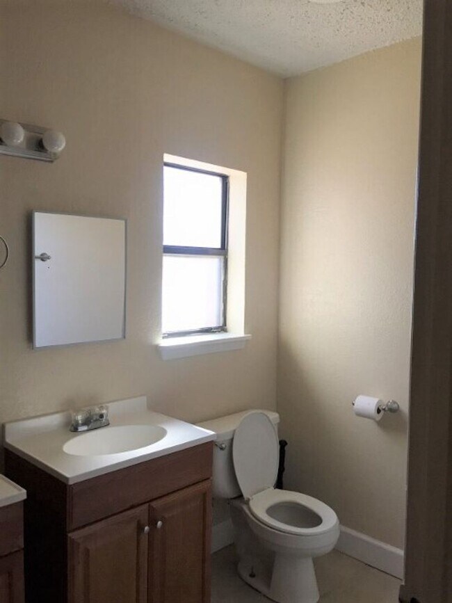 Building Photo - 2 br, 1 bath House - 433 W Second St #1 (884)