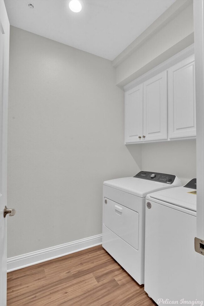 Building Photo - Luxury, Convenience & Fun All in One! Noth...