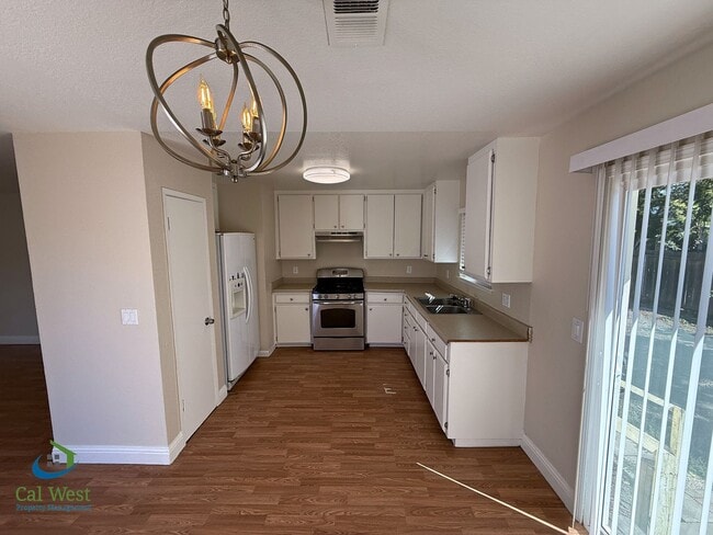 Building Photo - $2995.00 Spacious 3 Bed / 2 Bath Cottage i...