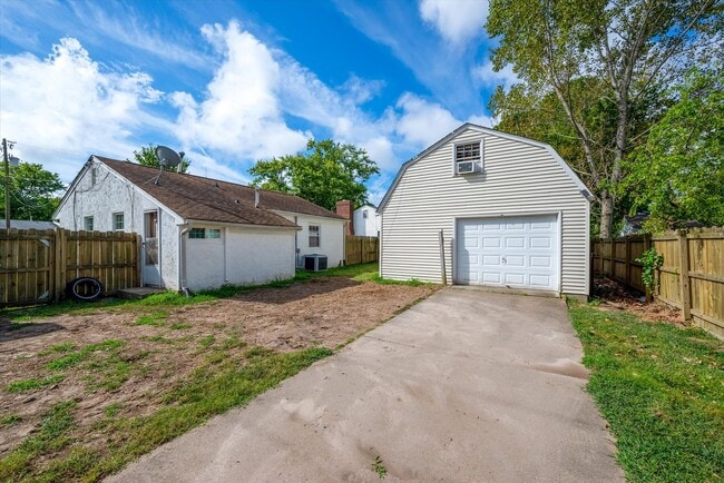 Building Photo - 2015 Kensington Dr