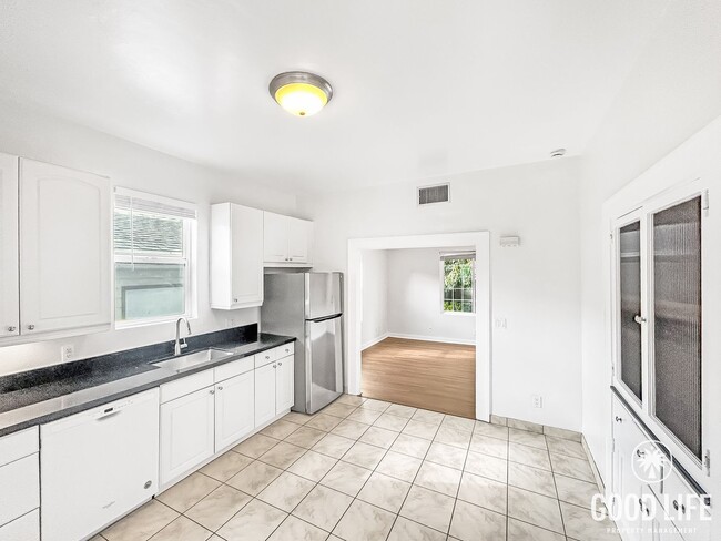 Building Photo - Beautiful 2B 1BA Unit in Hillcrest w/ AC and Private Yard!