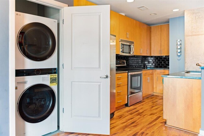 Building Photo - 360 Nueces St