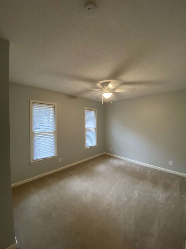 Building Photo - Charming 3 Bed Colonial in Woodcroft!