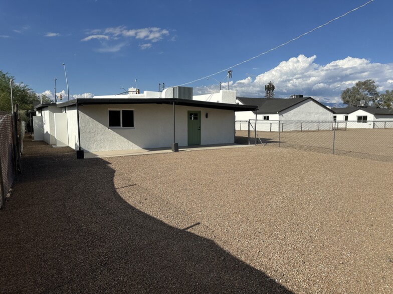 Large private fenced yard - 1331 W Speedway Blvd