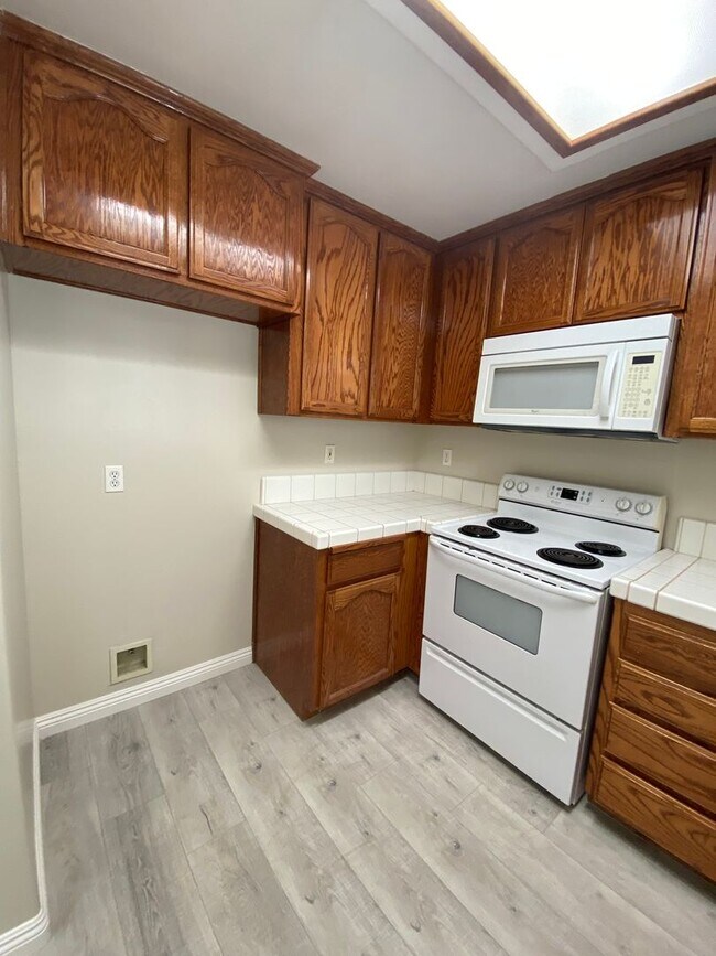 Building Photo - Adorable Home in NW Bakersfield