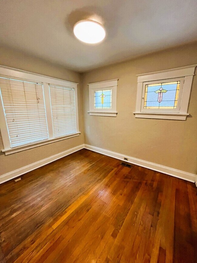 Building Photo - Darling 2 bedroom Bungalow