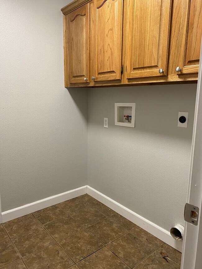 Building Photo - 305 Cedar Creek Dr