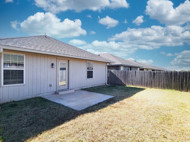 Building Photo - Introducing a charming 3-bedroom, 2-bathroom house located in the desirable area of Edmond, OK.