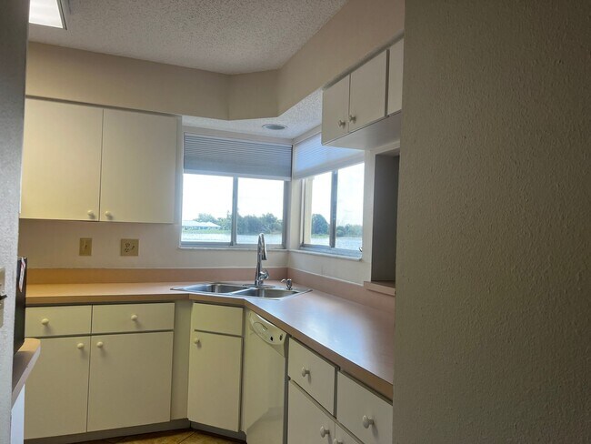 Building Photo - 3018 Sail Pointe Cir