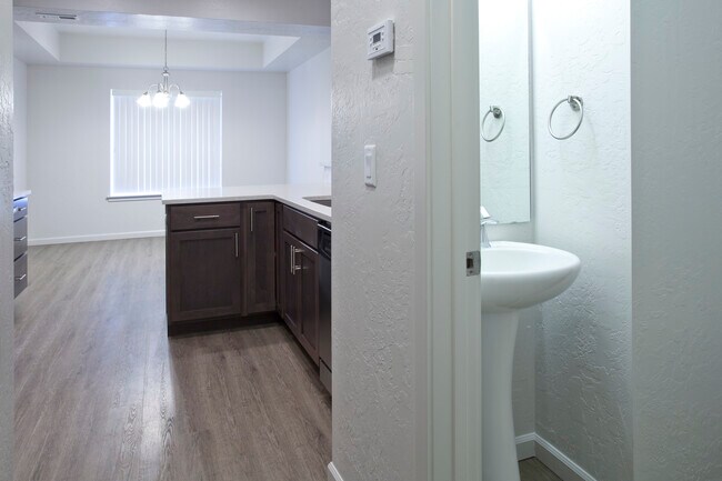 Building Photo - 3027 N Sherwood Dr