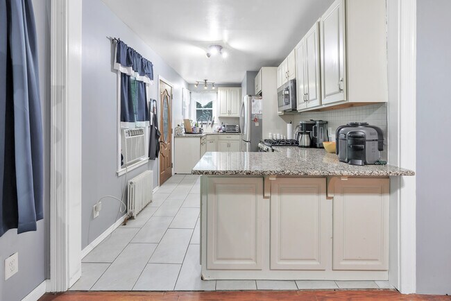 Building Photo - 18 Vose St