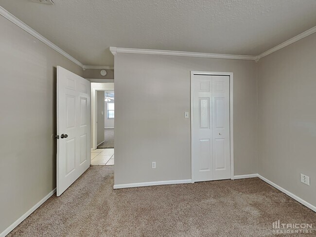 Building Photo - 1525 Guinevere Dr
