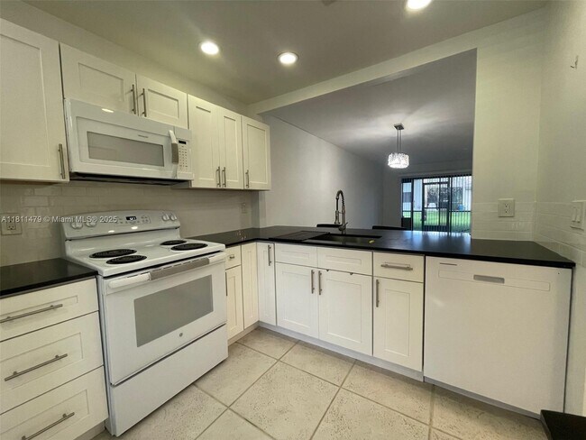 Building Photo - 449 Lakeview Dr