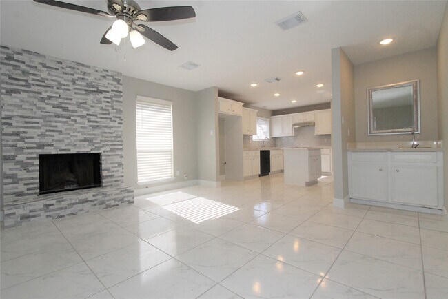 Building Photo - 4611 Silver Fox Dr