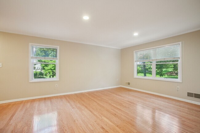 Building Photo - 8A Heritage Dr