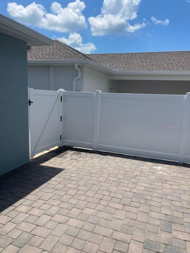 Building Photo - 11233 Listening Dr