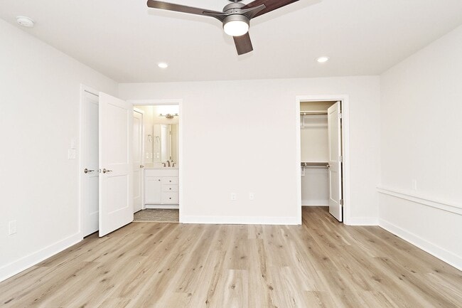 Building Photo - Spacious Dog-Friendly Belvedere Apartment