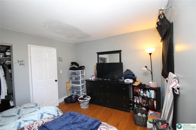 Building Photo - 822 E 8th St