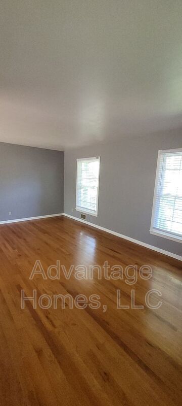 Building Photo - 8914 Grandview Dr